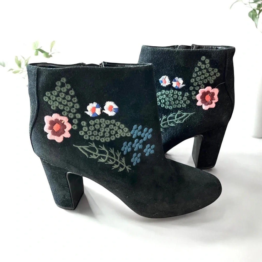 NANETTE LEPORE Beverly Black Suede Embroidered Boots Size 8.5 Heel 1770-17